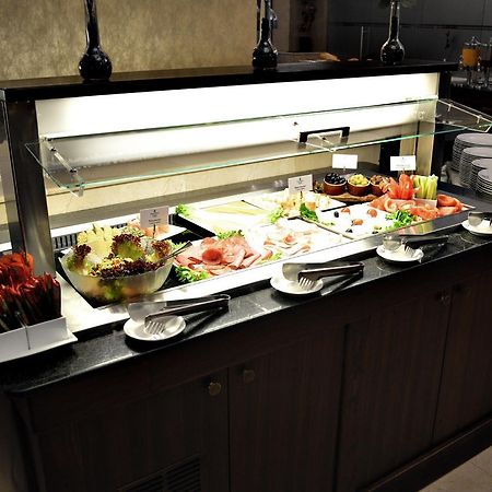Premier Palace Spa Hotel Bucarest Exterior foto A salad bar