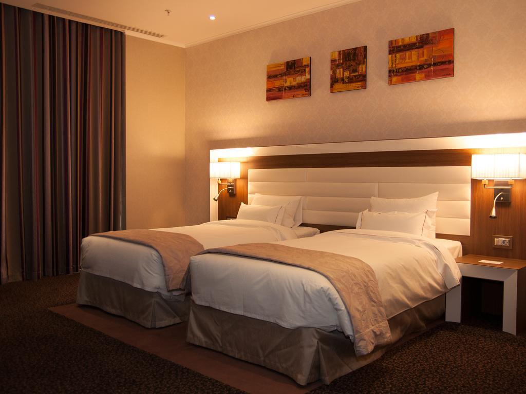 Premier Palace Spa Hotel Bucarest Exterior foto A room at the hotel