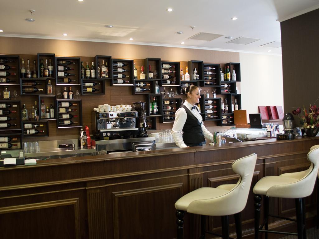 Premier Palace Spa Hotel Bucarest Exterior foto A bar in a hotel