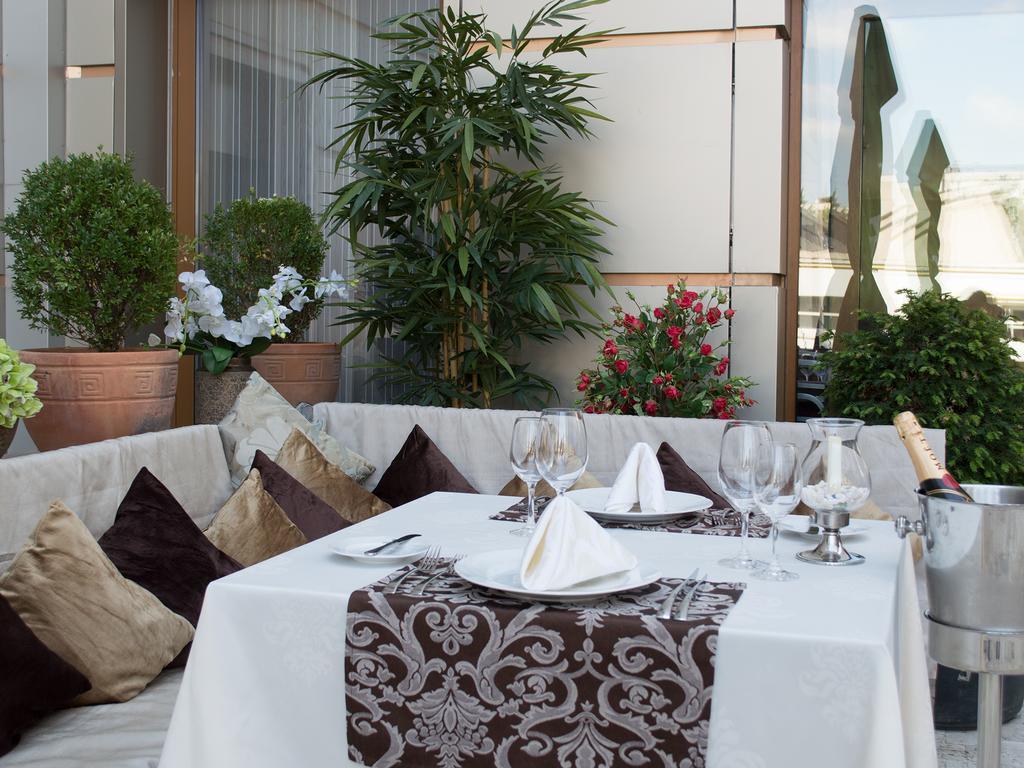 Premier Palace Spa Hotel Bucarest Exterior foto A table runner