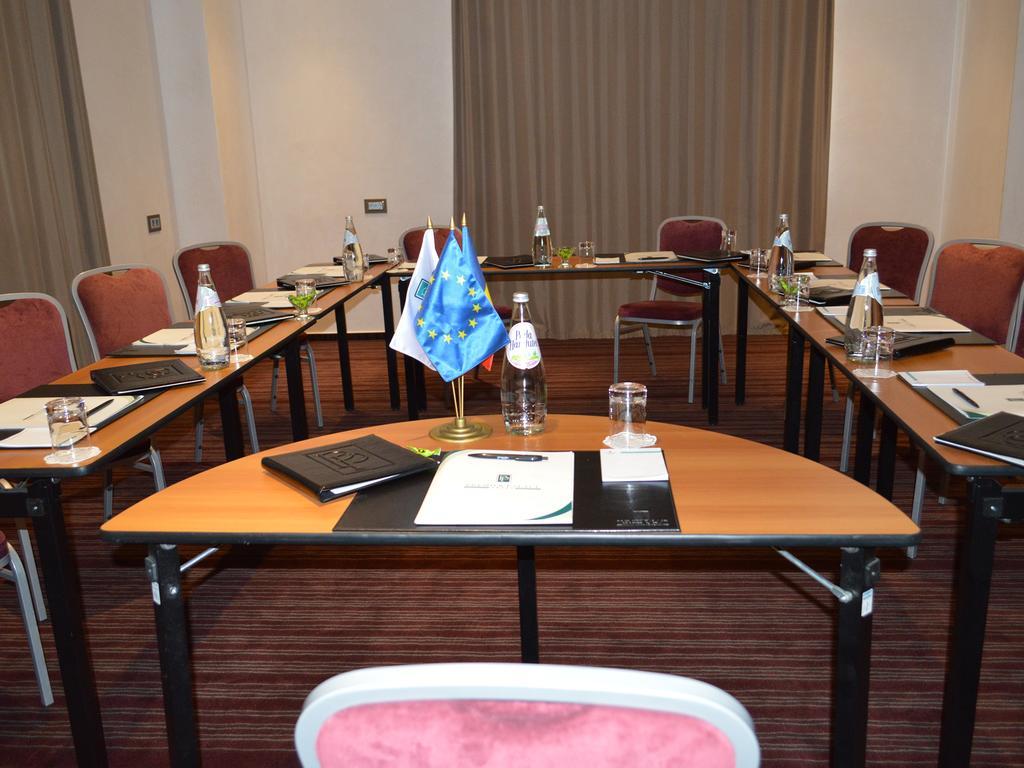 Premier Palace Spa Hotel Bucarest Exterior foto A meeting room at the European University Barcelona