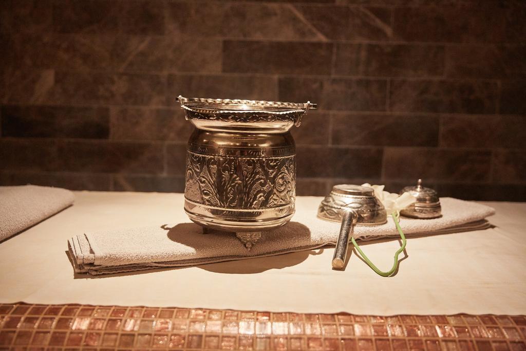 Premier Palace Spa Hotel Bucarest Exterior foto A silver bowl for drinking