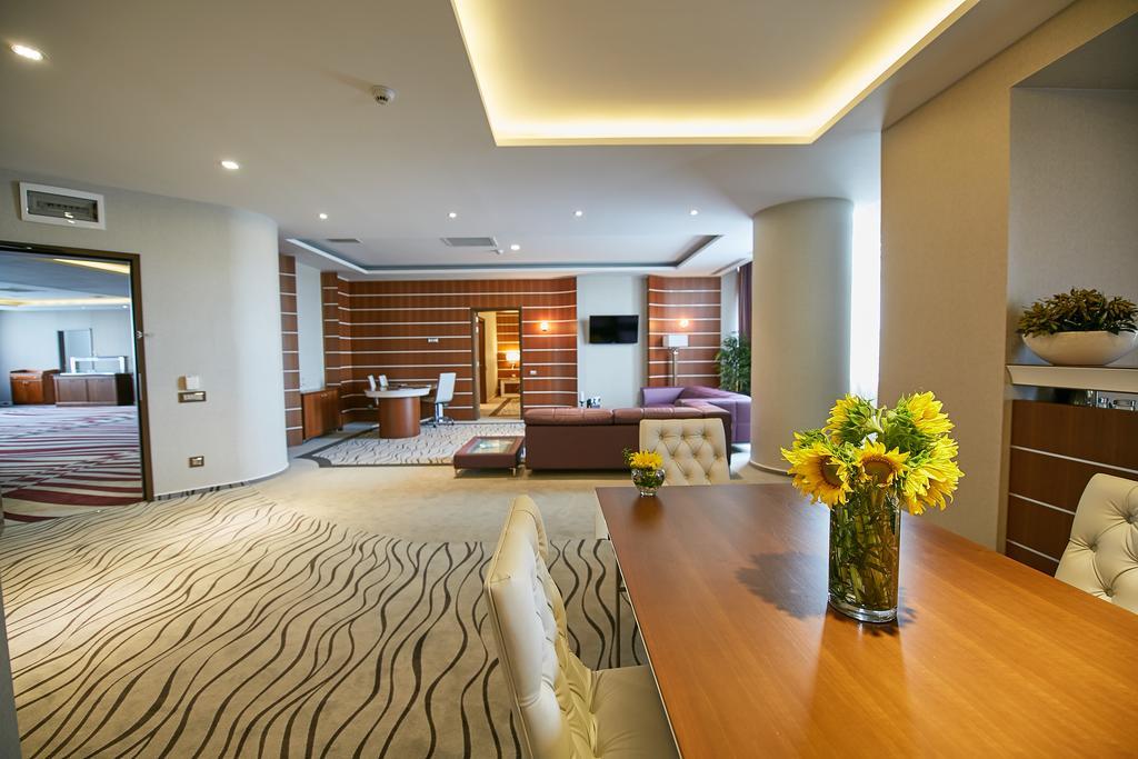 Premier Palace Spa Hotel Bucarest Exterior foto A suite at the hotel