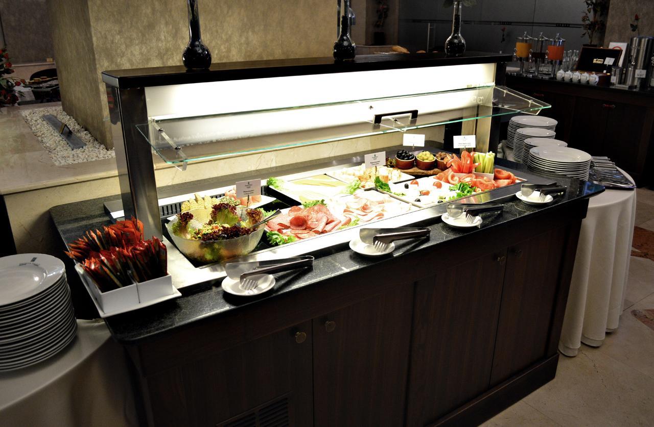 Premier Palace Spa Hotel Bucarest Exterior foto A salad bar